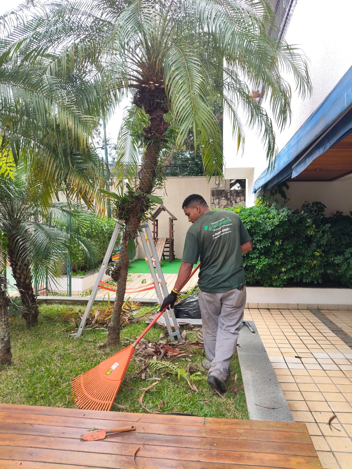 Profissional da Sempre Verde realizando manutenção em jardim